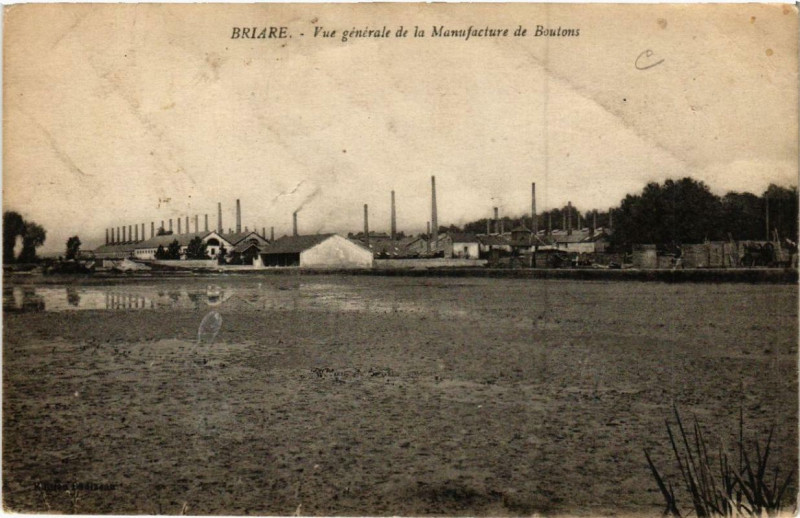 Carte postale ancienne Briare Vue générale de la Manufacture de Boutons à Briare
