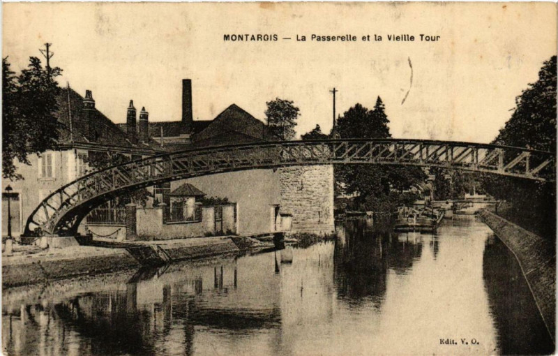 Carte postale ancienne Montargis La Passerelle et la Vieille Tour à Montargis