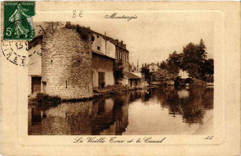 Carte postale ancienne Montargis - La Vieille Tour et le Canal à Montargis