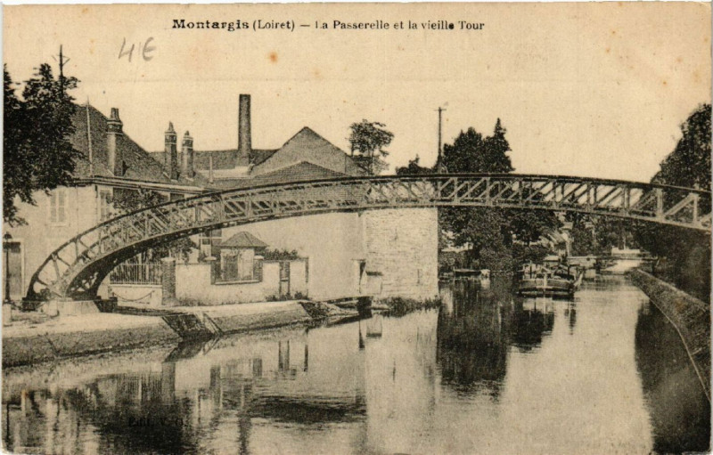 Carte postale ancienne Montargis - La Passerelle et la vieille Tour à Montargis
