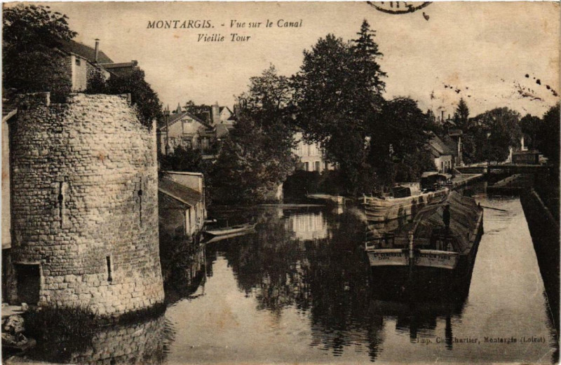 Carte postale ancienne Montargis Vue sur le Canal Vieille Tour à Montargis