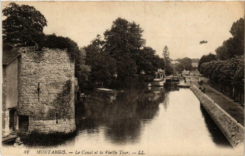 Carte postale ancienne Montargis Le Canal et la Vieille Tour à Montargis