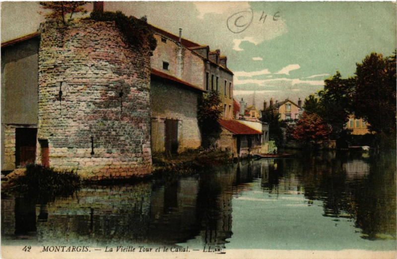 Carte postale ancienne Montargis - La Vieille Tour et le Canal à Montargis