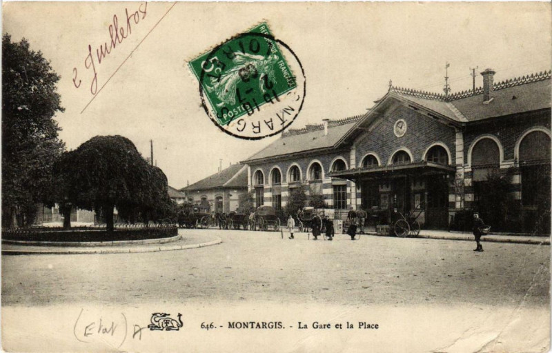Carte postale ancienne Montargis La Gare et la Place à Montargis