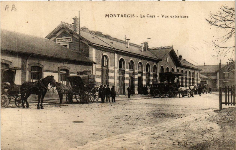 Carte postale ancienne Montargis La Gare Vue Extérieure à Montargis