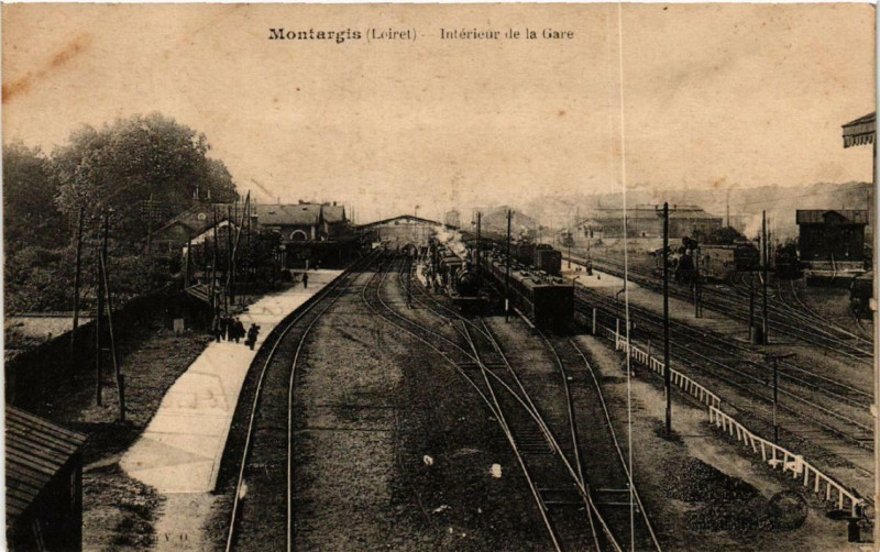 Carte postale ancienne Montargis Intérieur de la Gare à Montargis