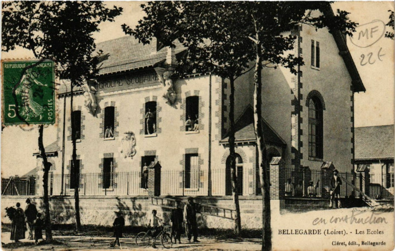 Carte postale ancienne Bellegarde - Les Ecoles à Bellegarde