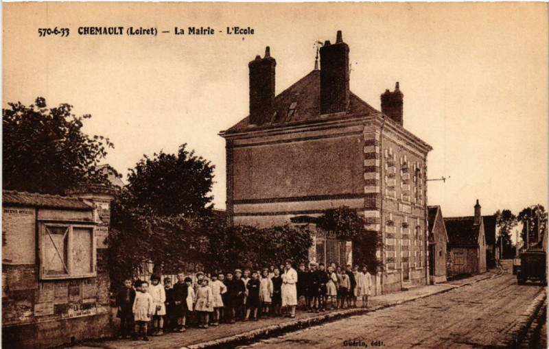 Carte postale ancienne Chemault - La Mairie - L'Ecole