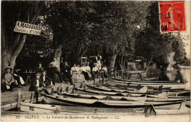 Carte postale ancienne Olivet La Terrasse du Restaurant de Madagascar à Olivet