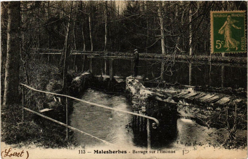 Carte postale ancienne Malesherbes Barrage sur l'Essonne