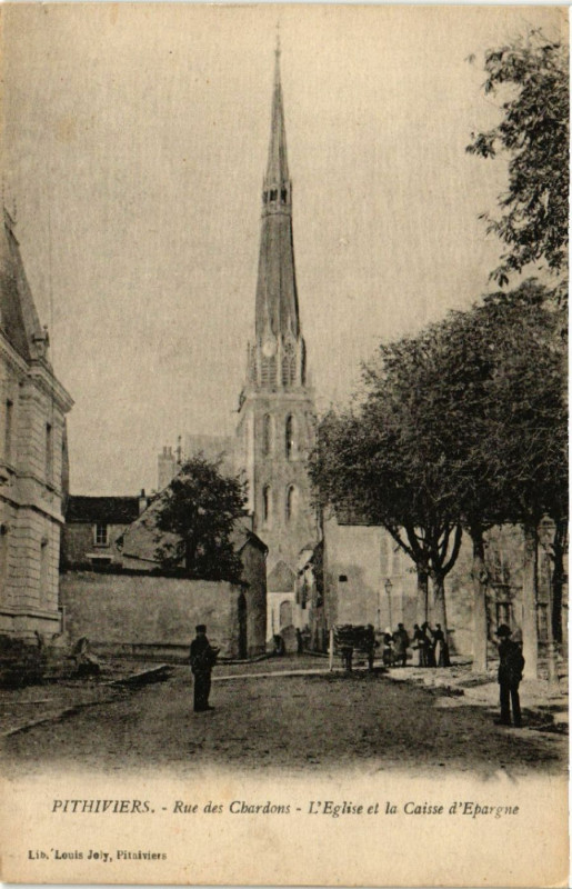 Carte postale ancienne Pithiviers - Rue des Chardons - Eglise et la Caisse d'Epargne à Pithiviers