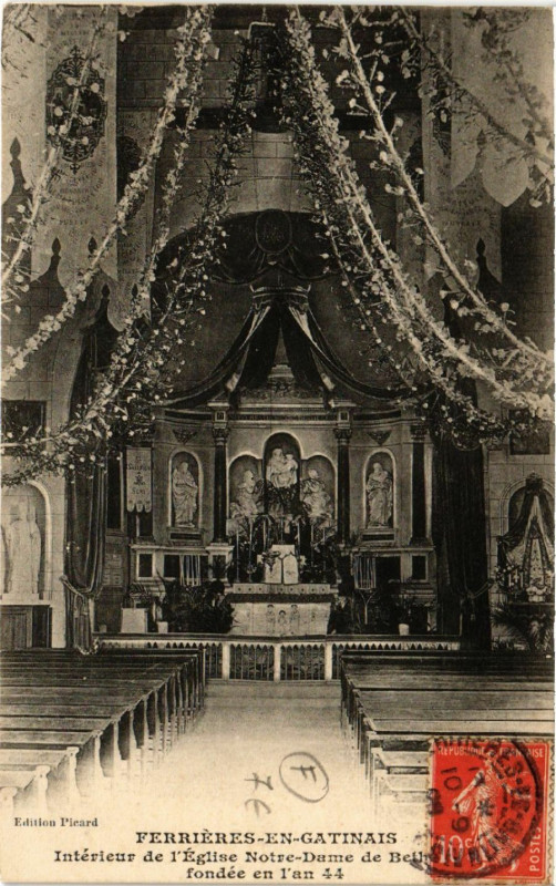 Carte postale ancienne Ferrieres-en-Gatinais - Intérieur de Eglise N.-D. à Ferrières-en-Gâtinais