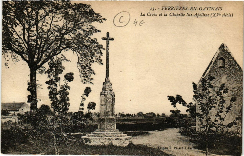 Carte postale ancienne Ferrieres-en-Gatinais - La Croix et la Chapelle Sainte-Apolline à Ferrières-en-Gâtinais