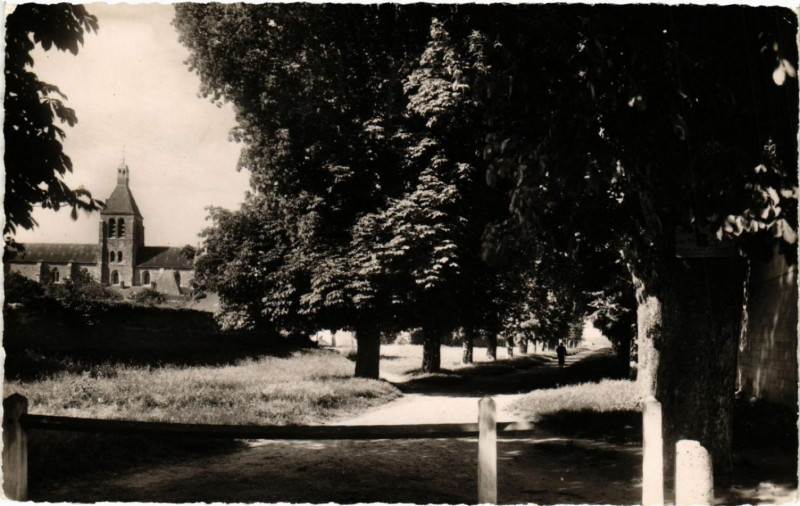 Carte postale ancienne Boiscommun - Les Mails et Eglise à Boiscommun