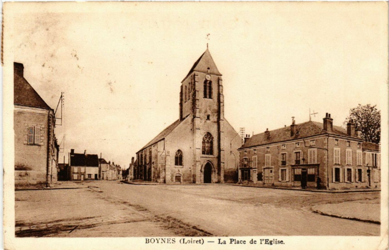 Carte postale ancienne Boynes - La Place de Eglise à Boynes