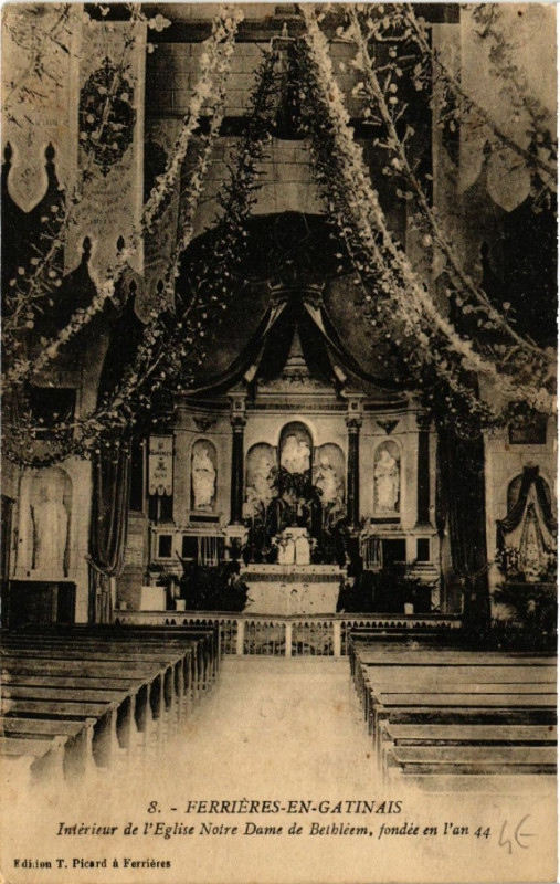 Carte postale ancienne Ferrieres-en-Gatinais - Intérieur de Eglise N.-D. à Ferrières-en-Gâtinais