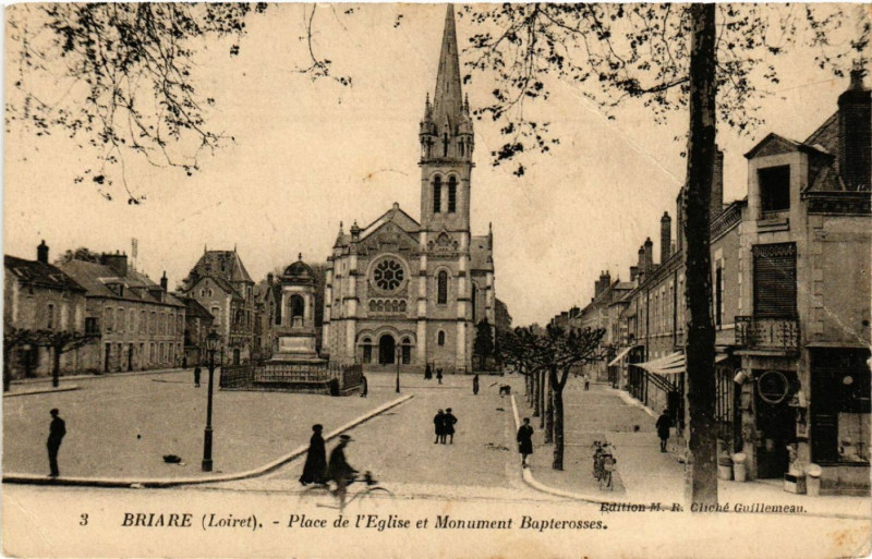 Carte postale ancienne Briare - Place de Eglise et Monument Bapterosses à Briare