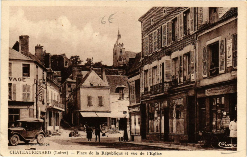Carte postale ancienne Chateau-Renard - Place de la Republique et vue de Eglise à Château-Renard
