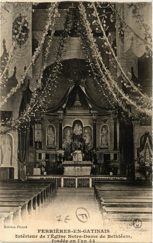 Carte postale ancienne Ferrieres-en-Gatinais - Intérieur de Eglise N.-D. à Ferrières-en-Gâtinais