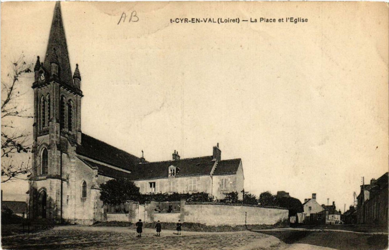 Carte postale ancienne Saint-Cyr-en-Val La Place et l'Eglise à Saint-Cyr-en-Val