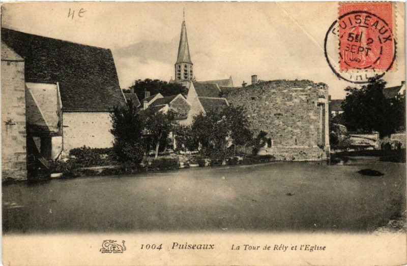 Carte postale ancienne Puiseaux a Tour de Rély et l'Eglise à Puiseaux