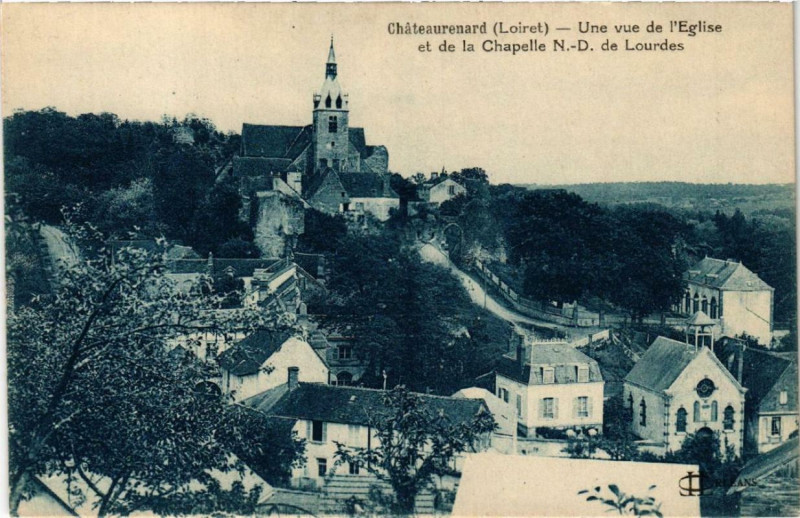Carte postale ancienne Chateau-Renard Une vue de l'Eglise et de la Chapelle à Château-Renard