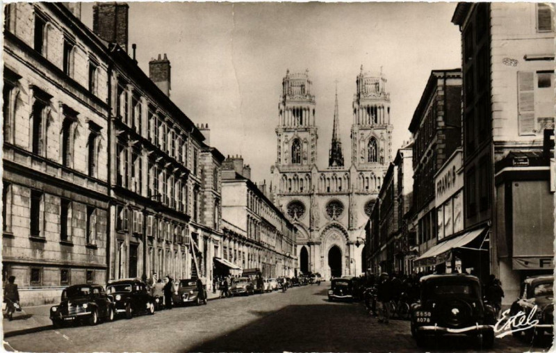 Carte postale ancienne Orleans La Rue Jeanne d'Arc et la Cathédrale à Orléans