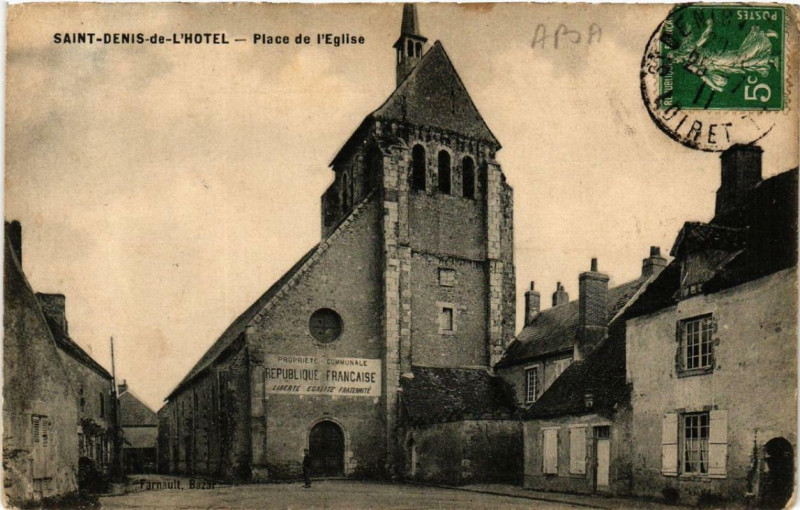 Carte postale ancienne Saint-Denis-de-l'Hotel Place de l'Eglise