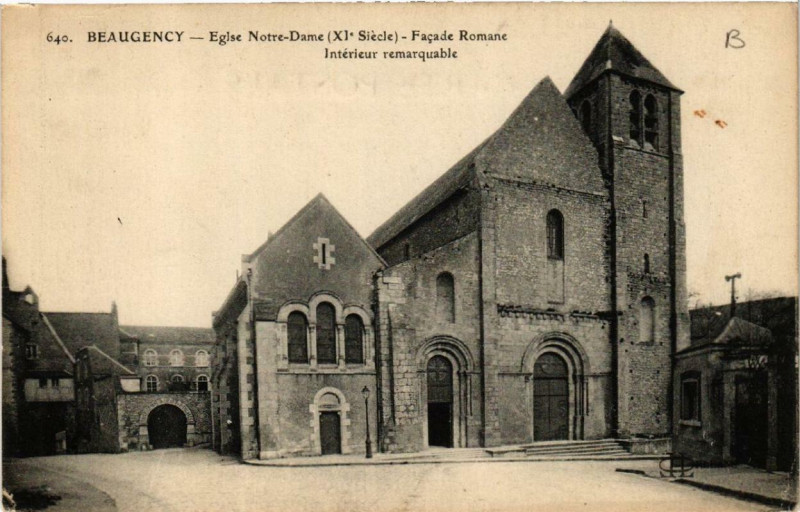 Carte postale ancienne Beaugency Eglise N.-D. Facade Romane à Beaugency