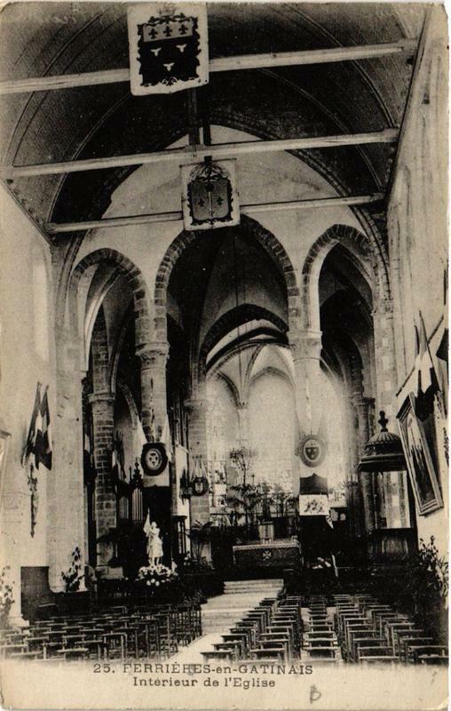 Carte postale ancienne Ferrieres-en-Gatinais Intérieur de l'Eglise à Ferrières-en-Gâtinais