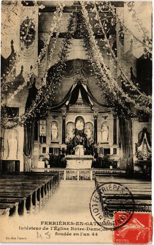 Carte postale ancienne Ferrieres-en-Gatinais Intérieur de l'Eglise N.-D. à Ferrières-en-Gâtinais