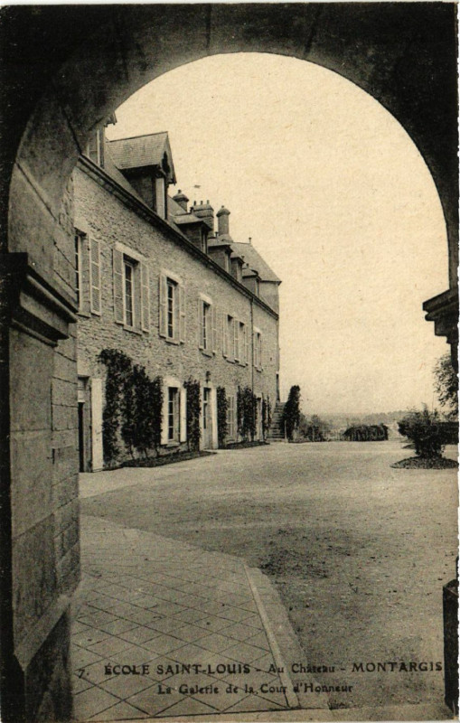 Carte postale ancienne Montargis - Ecole Saint-Louis - Au Chateau - La Galerie à Montargis