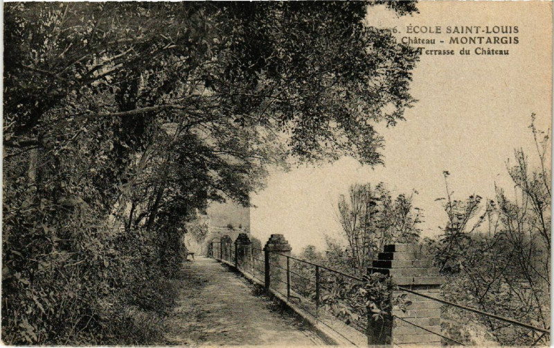 Carte postale ancienne Montargis - Ecole Saint-Louis - Au Chateau - Terrasse du Chateau à Montargis