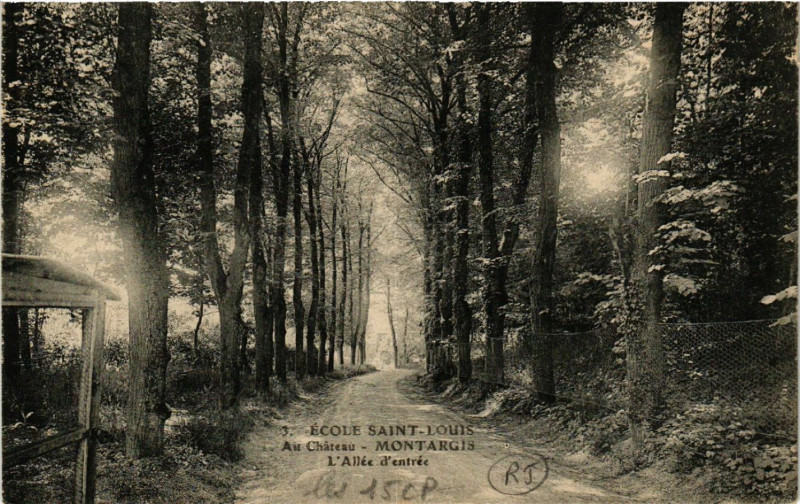 Carte postale ancienne Montargis - Ecole Saint-Louis - Au Chateau - L'Allée d'entrée à Montargis
