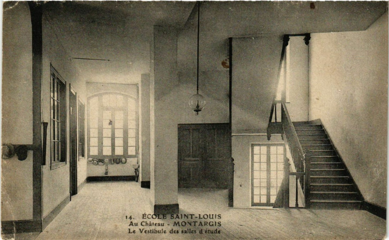 Carte postale ancienne Montargis - Ecole Saint-Louis - Au Chateau - Le Vestibule à Montargis