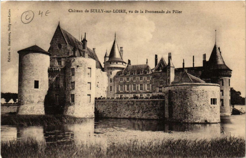 Carte postale ancienne Chateau de Sully-sur-Loire vu de la Promenade du Pilier à Sully-sur-Loire