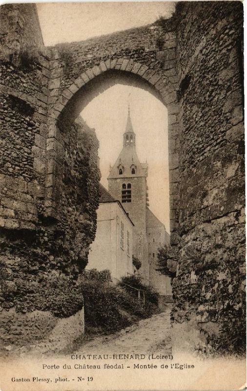 Carte postale ancienne Chateau-Renard Porte du Chateau féodal Montée de l'Eglise à Château-Renard