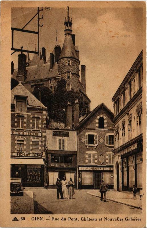 Carte postale ancienne Gien Rue du Pont Chateau et Nouvelles Galeries à Gien