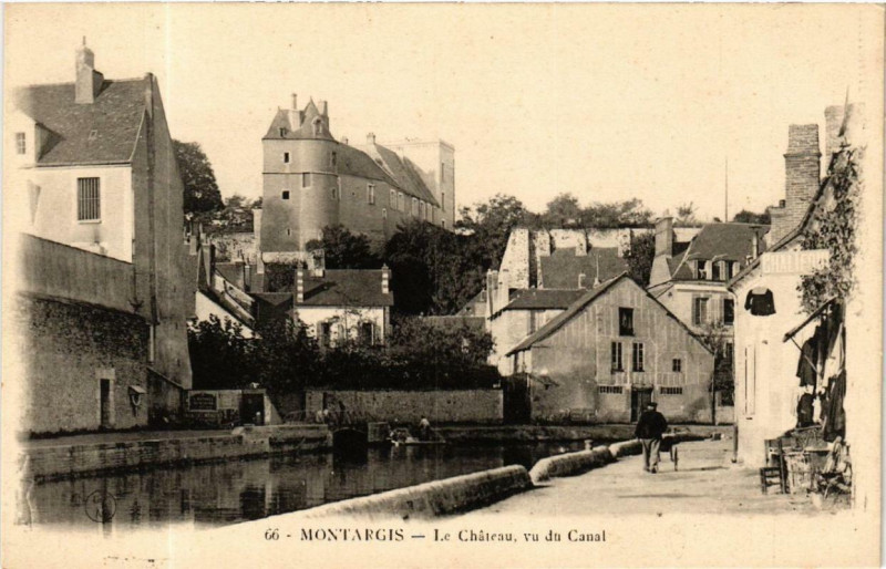 Carte postale ancienne Montargis Le Chateau vu du Canal à Montargis
