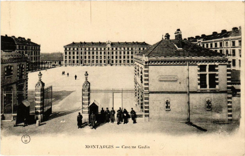 Carte postale ancienne Montargis Caserne Gudin à Montargis