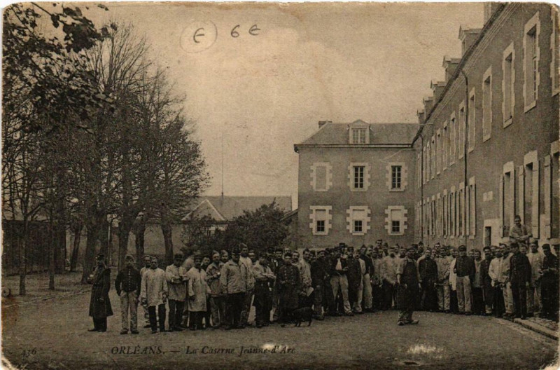 Carte postale ancienne Orleans La Caserne Jeanne d'Arc à Orléans