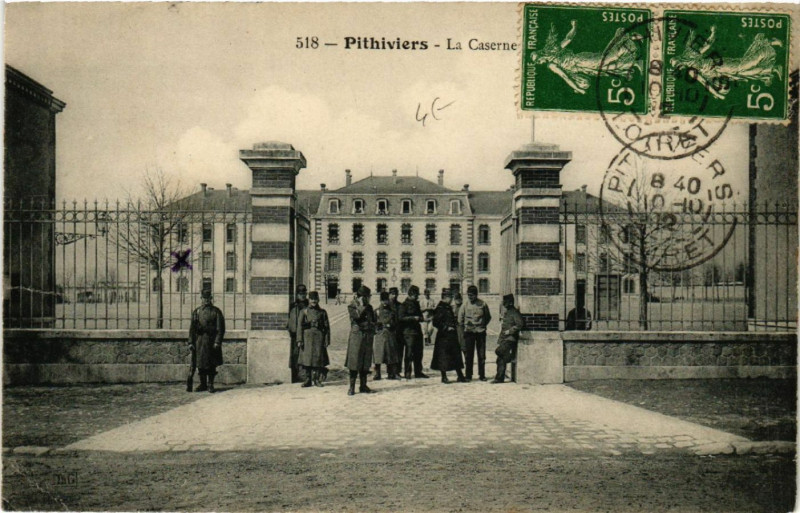 Carte postale ancienne Pithiviers - La Caserne à Pithiviers