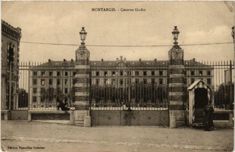 Carte postale ancienne Montargis Caserne Gudin à Montargis