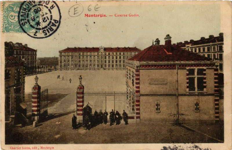 Carte postale ancienne Montargis - Caserne Gudin à Montargis