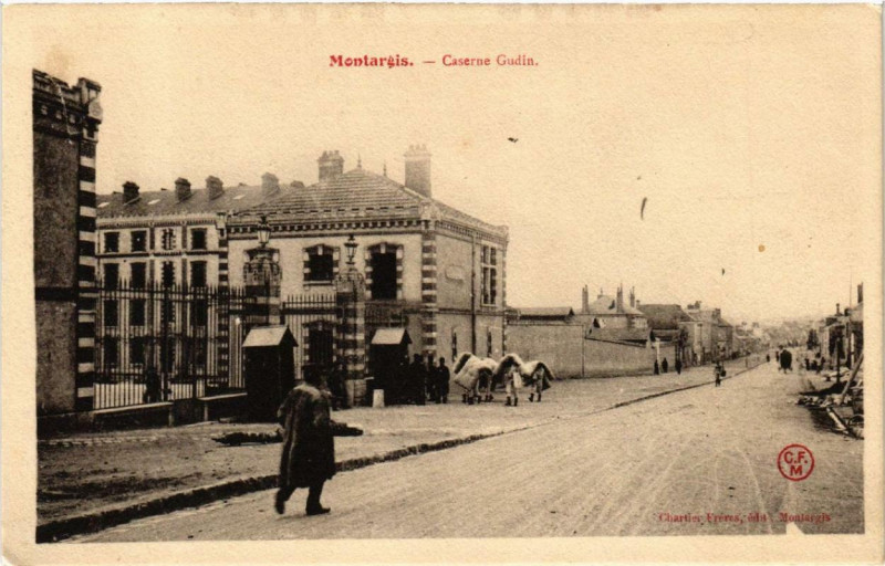 Carte postale ancienne Montargis Caserne Gudin à Montargis