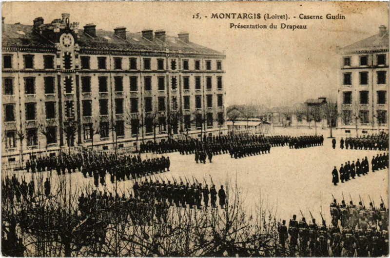 Carte postale ancienne Militaire - Montargis - Caserne Gudin - PRESentation à Montargis