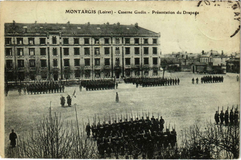 Carte postale ancienne Militaire - Montargis - Caserne Gudin - PRESentation à Montargis