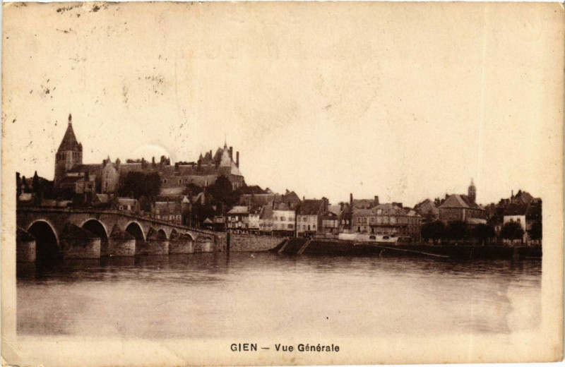 Carte postale ancienne Loiret Gien Vue Générale riviere pont à Gien