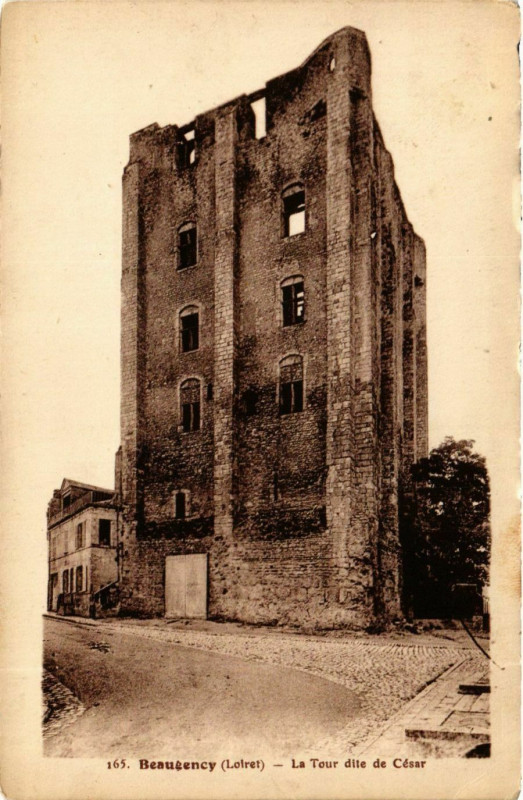 Carte postale ancienne Loiret Beaugency La Tour dite de César à Beaugency