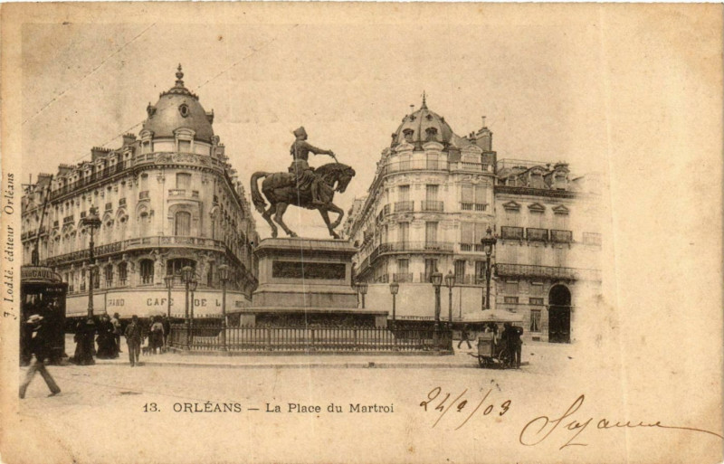 Carte postale ancienne Loiret Orleans La Place du Martroi statue à Orléans